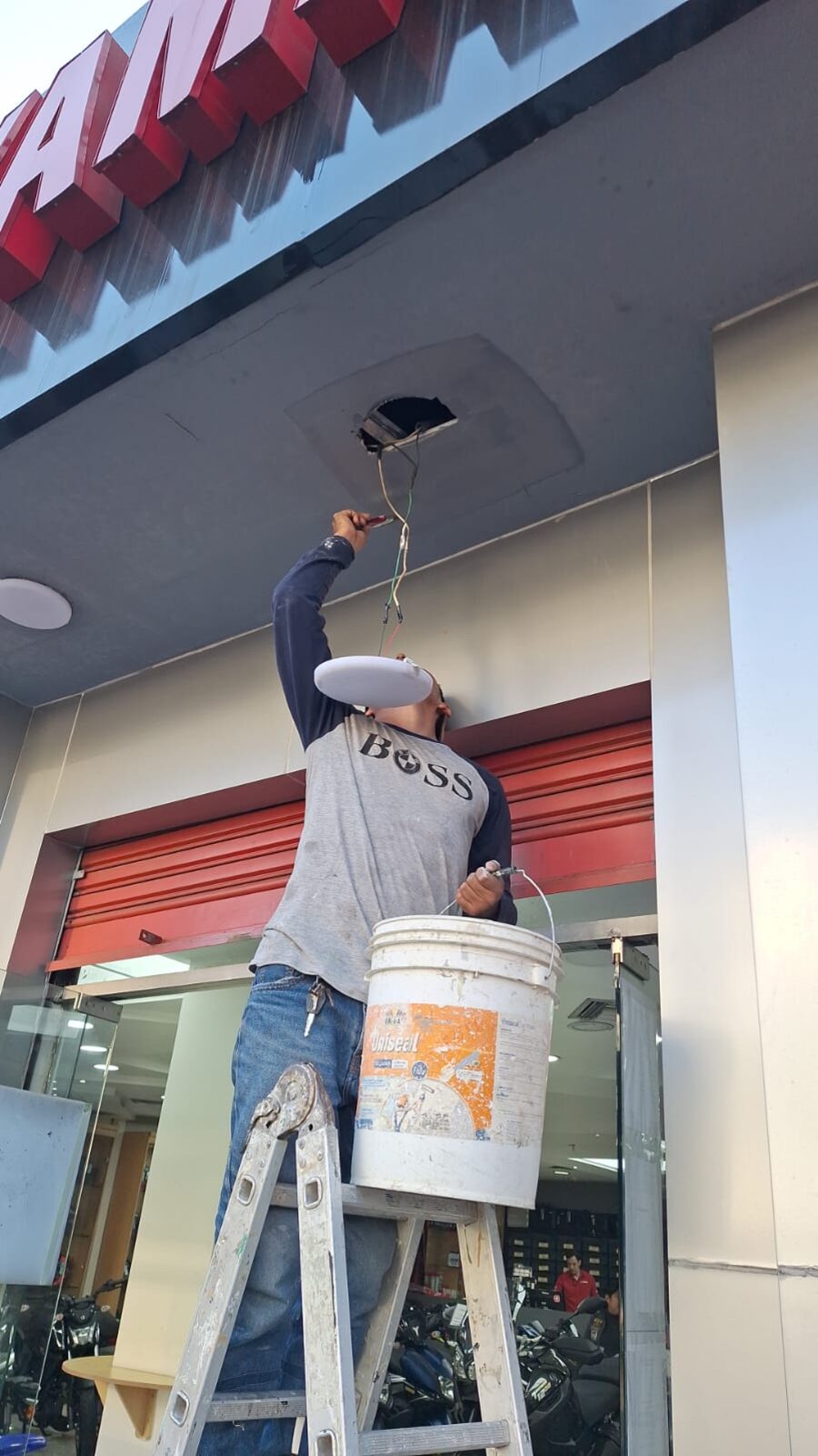Instalación y mantenimiento eléctrico comercial en Guayaquil - Grupo Multimaestros