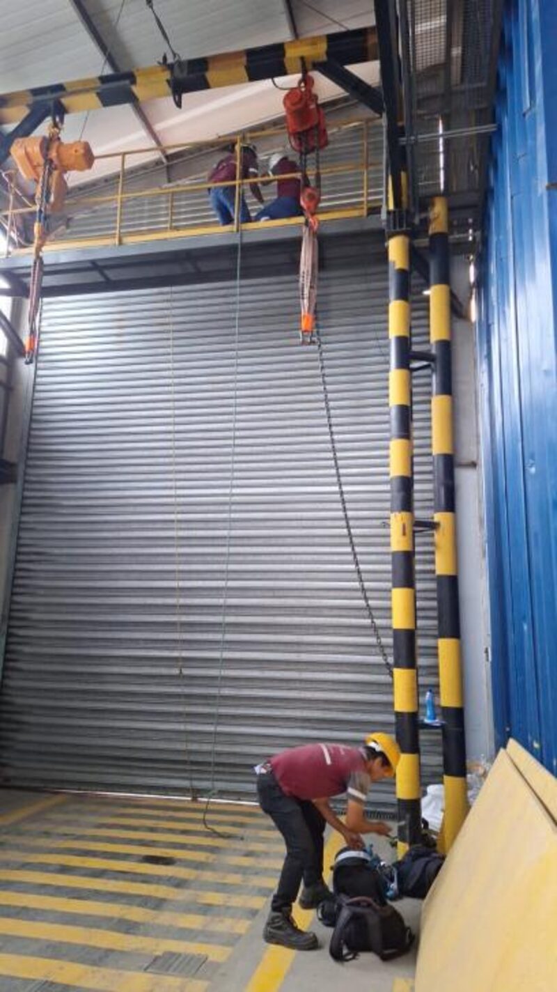 Trabajo industrial en nave con puerta enrollable y grúa - mantenimiento Grupo Multimaestros Guayaquil